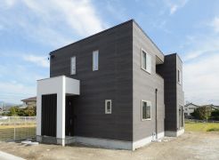 ビターブラウンの木目調外壁が目を引くモダンな住まい