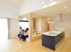 中庭で繋がる平屋の二世帯住宅
