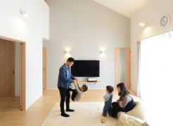 吹き抜けで家族がつながる住まい
