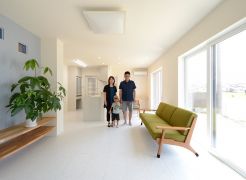 白い壁と白い床に木のぬくもりを感じる家