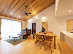 勾配天井のLDKを中心にのびのび・ゆったり平屋生活