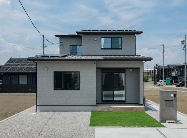 家事効率を高める動線と漆喰が包むLDK